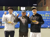남자일반부 우승 정문기(초아/치평) 김슬기(초아) 가운데는 완도군 김진환회장 